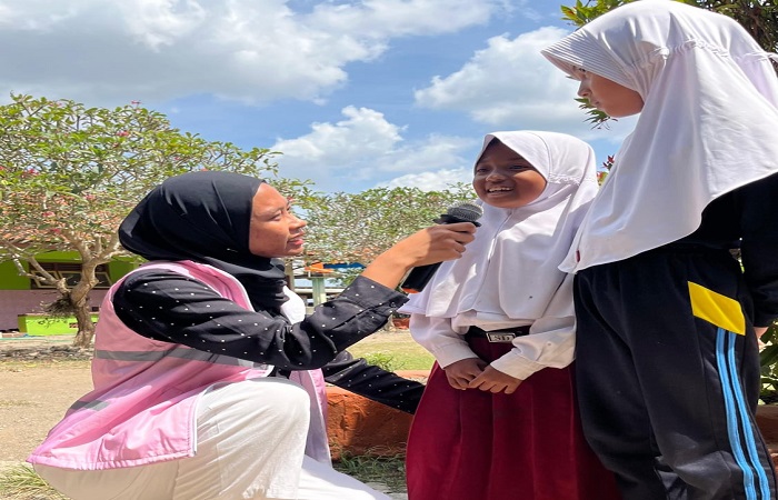 KENALKAN LISTRIK : Srikandi PLN UPT Purwokerto memberikan edukasi pemanfaatan Energi Baru Terbarukan dalam Proses Bisnis Kelistrikan pada siswa sekolah dasar.