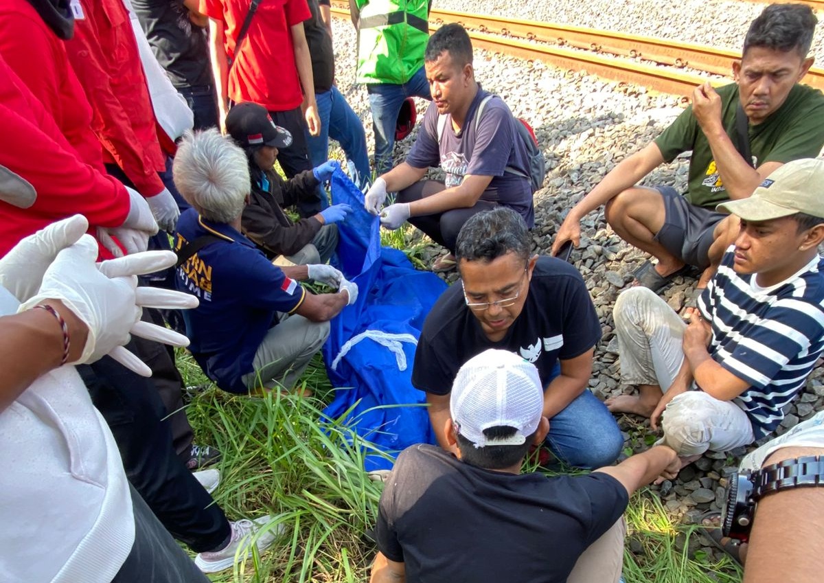 Korban meninggal dievakuasi dimasukan ke dalam kantong mayat.