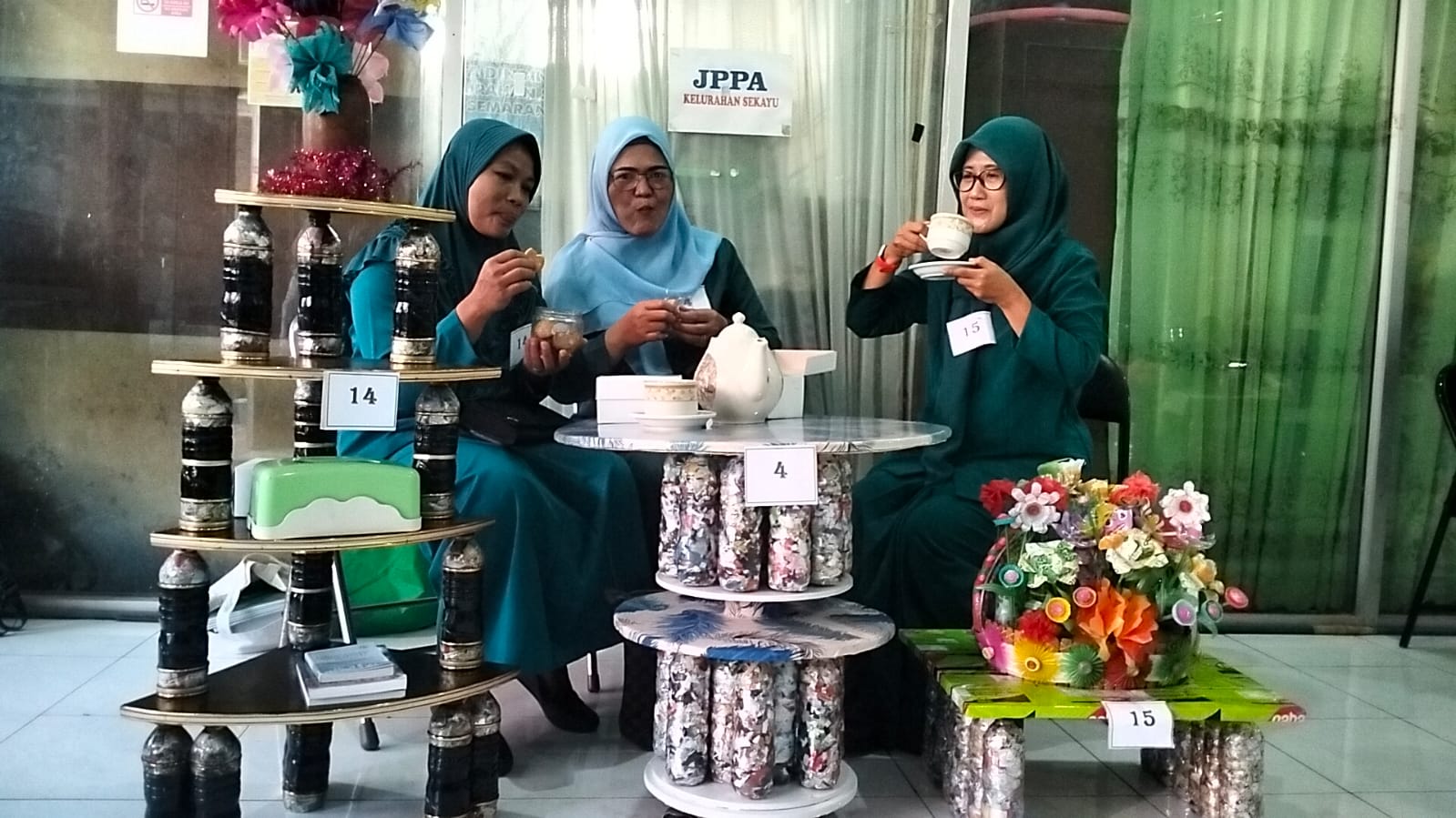 Lomba kreasi ecobrick di Balai Kelurahan Sekayu, Kecamatan Semarang Tengah, Kamis (12/6).
