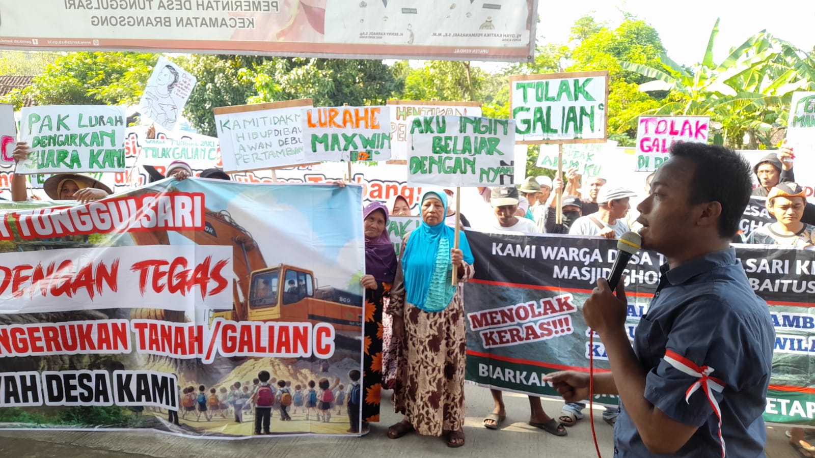 Ratusan lebih warga Desa Tunggulsari, Kecamatan Brangsong,  menggeruduk Kantor Kepala Desa, Sabtu (15/6), menolak tambang galian C masuk ke kampung mereka. (Budi Setiyawan/Jawa Pos Radar Semarang)
