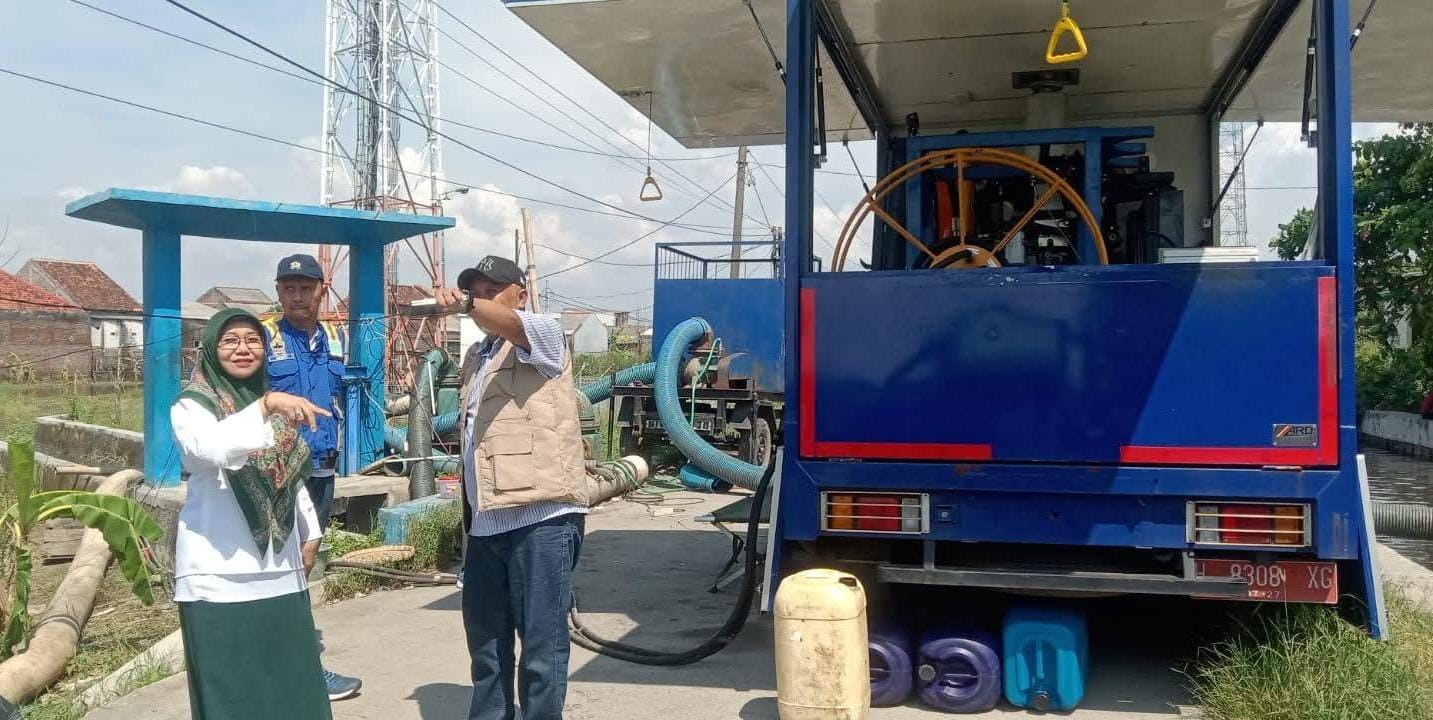 Ketua Komisi D Provinsi Jateng Ida Nur Saadah meninjau lokasi pompa air rob di Sayung.(Wahibpribadi)