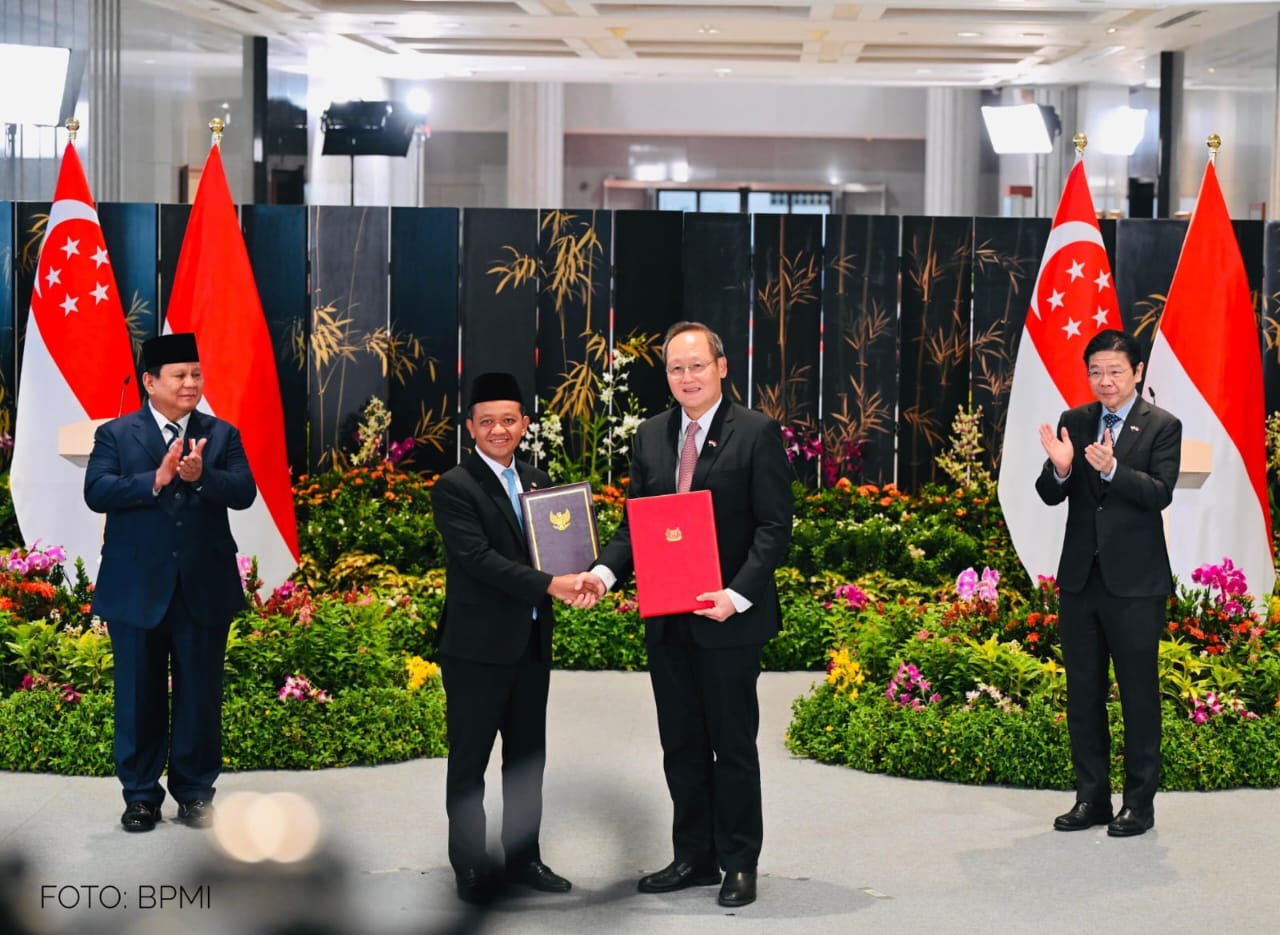 Penandatanganan nota kesepahaman atau MOU ekspor listrik Indonesia Singapura antara Bahlil dengan Menteri Tenaga Kerja dan Menteri Kedua Bidang Perdagangan dan Industri Singapura dan Menteri ESDM RI.