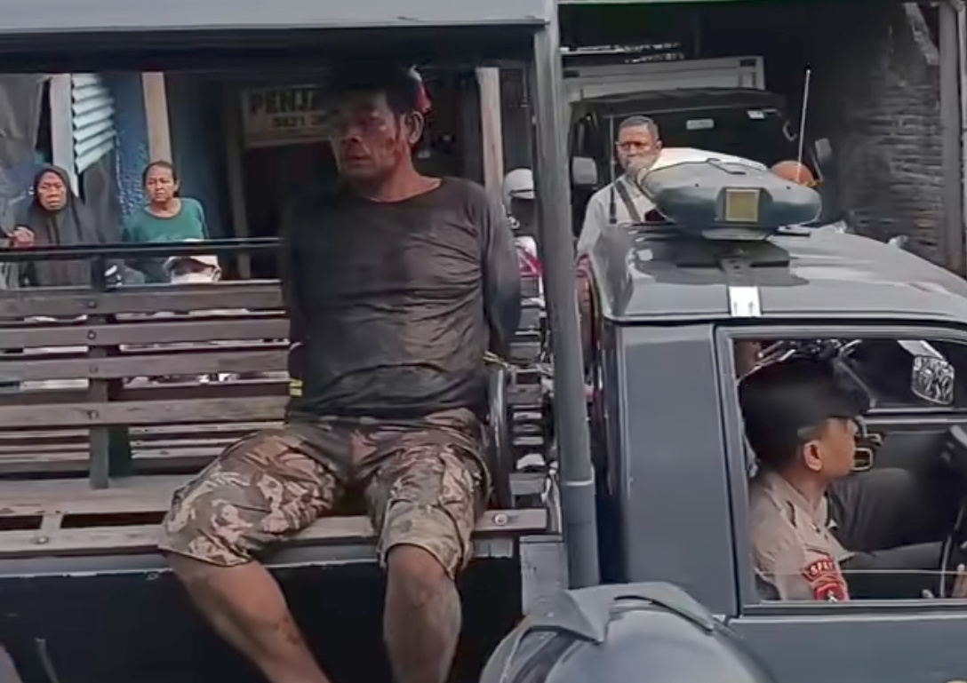 Pelaku saat diamankan dan dibawa ke kantor kepolisian