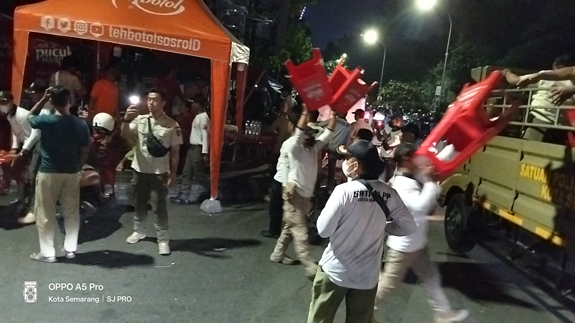 Penertiban PKL dilakukan oleh Satpol PP, namun pedagang masih nekat berjualan di Jalan Imam Barjo dan Pahlawan.