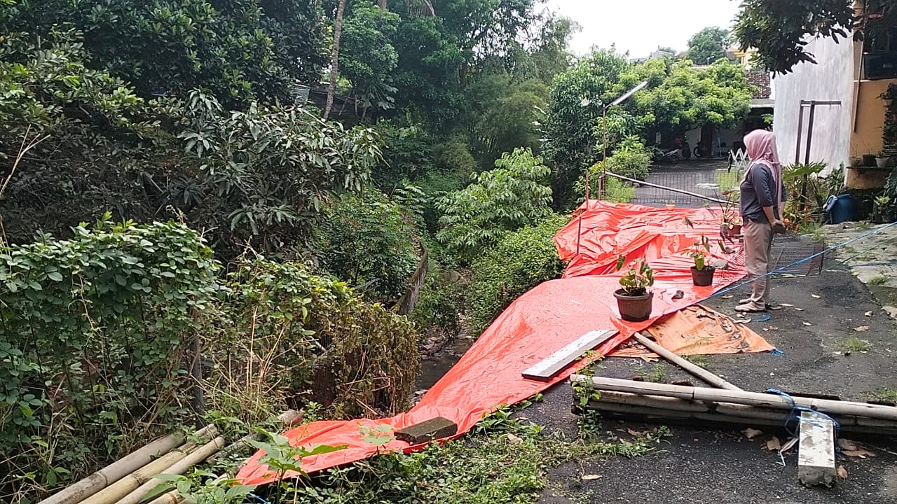 Jalan penghubung antarblok di Perumahan Villa Gedawang Permai, RT 6 RW 4, Kelurahan Gedawang, Kecamatan Banyumanik, Kota Semarang, longsor digerus air hujan.