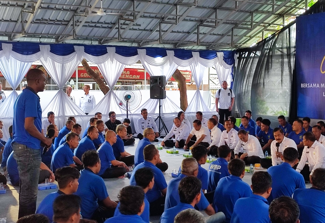 Narapidana Kelas I Semarang saat mengadu pada Menteri Imigrasi dan Pemasyarakatan Agus Andrianto dalam agenda kunjungan dan makan siang bersama, Rabu (18/6/2025).