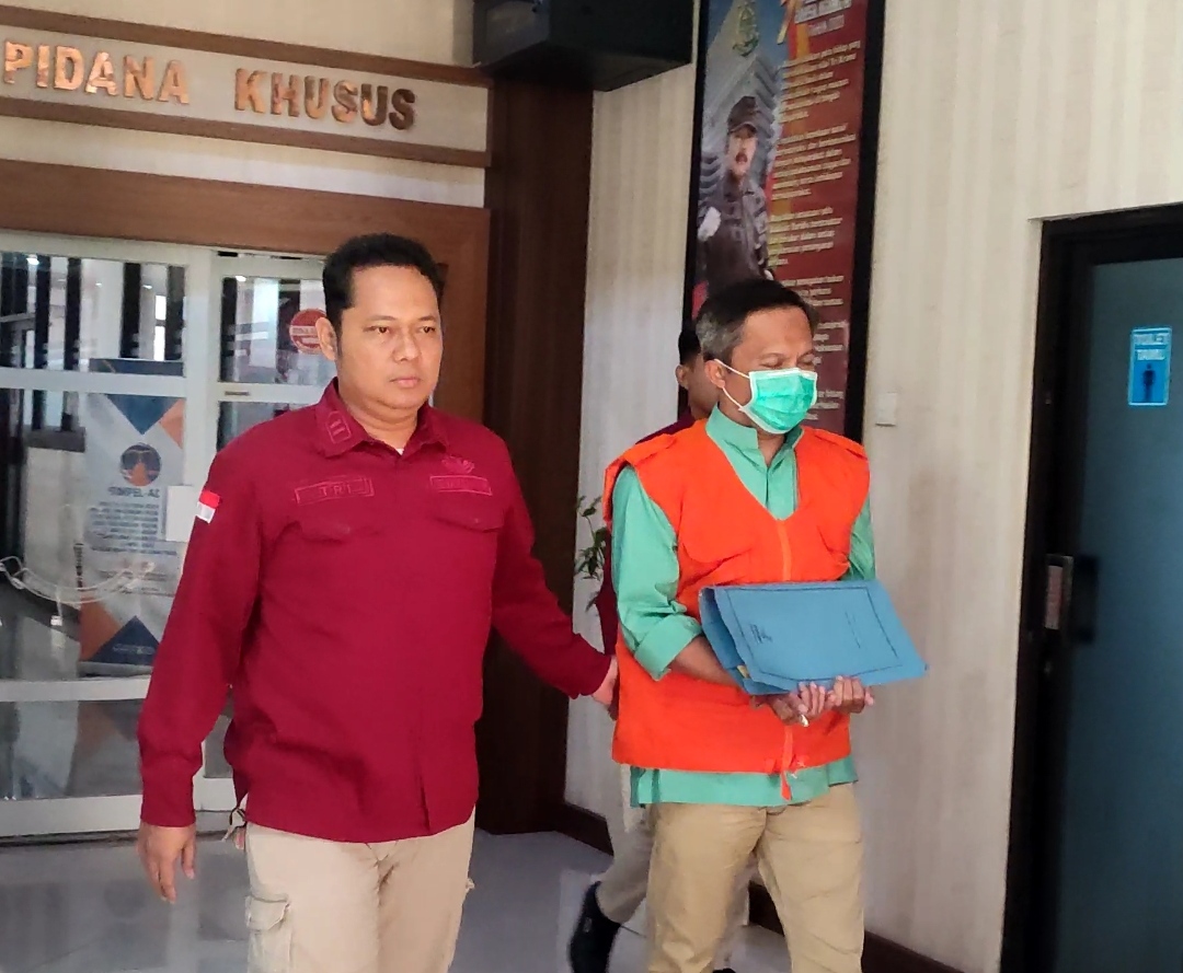 Mantan Pj Bupati Cilacap tahun 2023-2024, AW digelandang menuju Lapas Kelas I Semarang, Rabu (18/6/2025) sore.