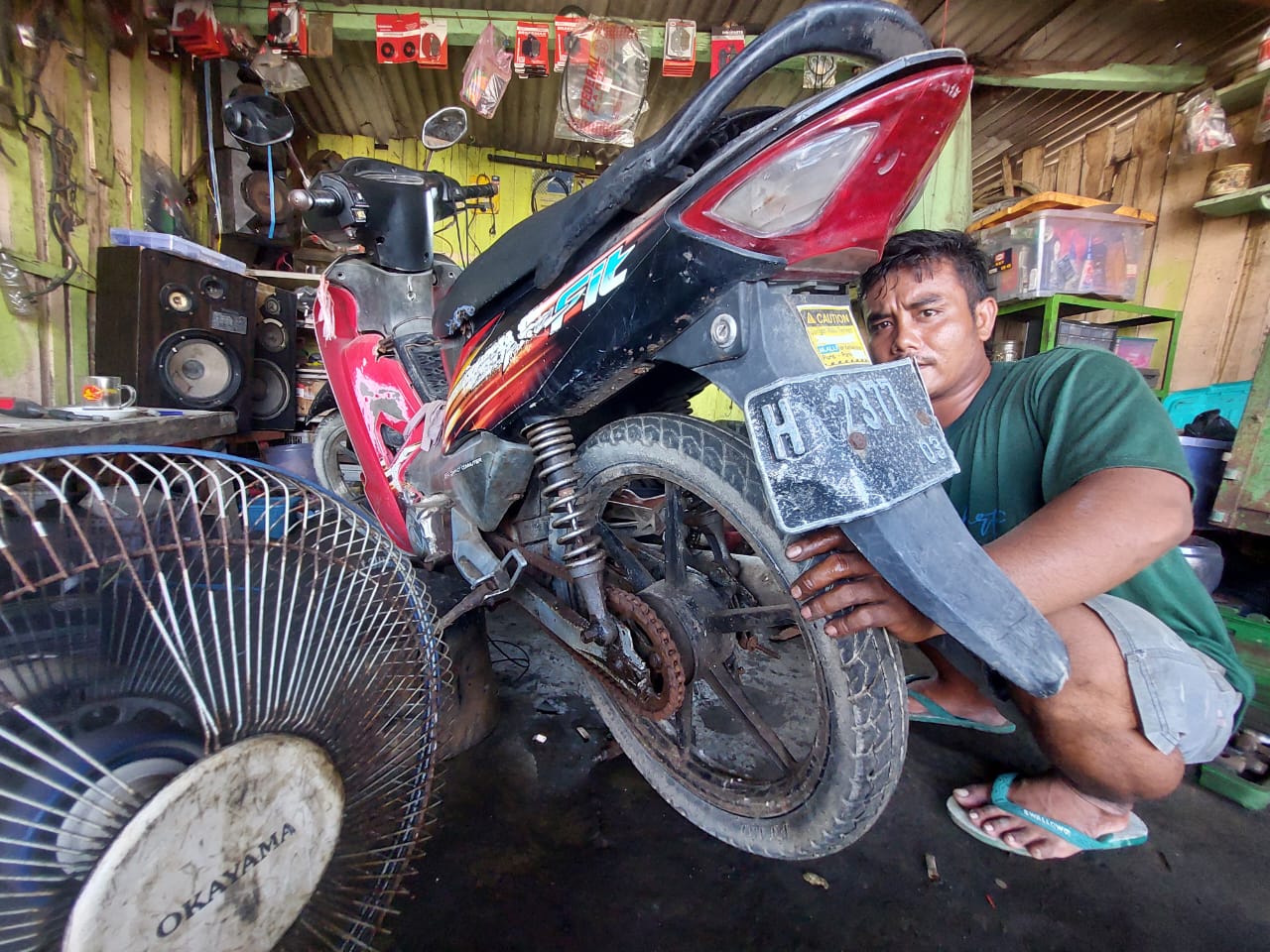 Bengkel motor Yoga ramai menjadi tempat perbaikan motor karatan.