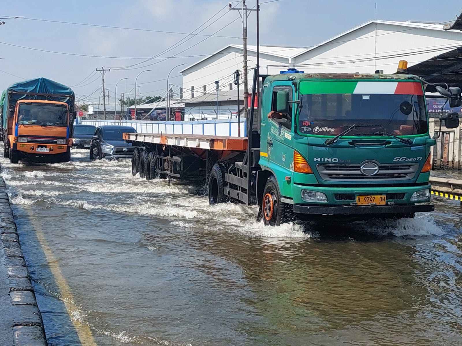 Banjir rob datang merendam jalan Pantura Sayung Demak kemarin. (Wahibpribadi)