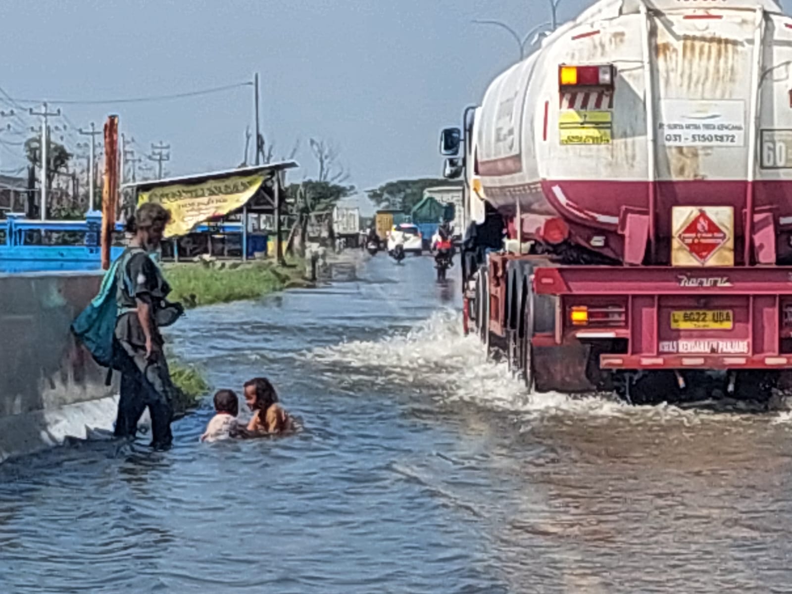 Kondisi jalan raya Pantura Sayung Demak timur exit tol banjir rob tinggi kemarin. (Wahibpribadi)