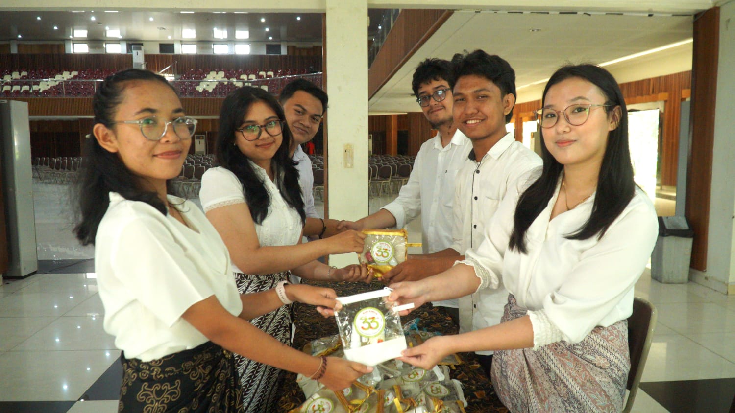 Rayakan Dies Natalis ke-33, FSM UKSW Bagikan 300 Produk Riset Inovasi Sains Secara Gratis SALATIGA, Radar Semarang - Ada yang menarik dalam perayaan Dies Natalis ke-33 Fakultas Sains dan Matematika