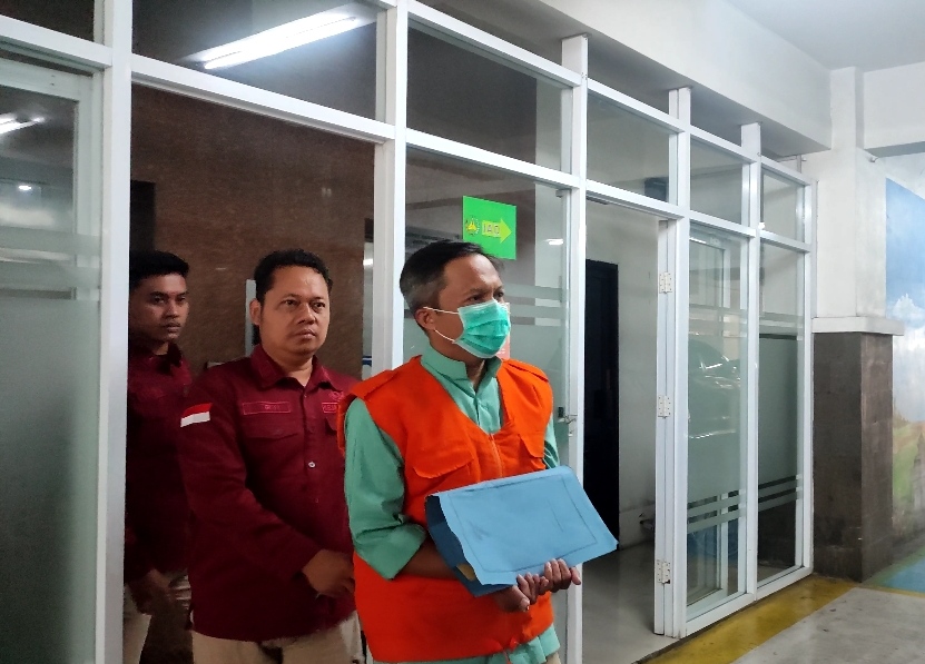 Mantan Sekretaris Daerah Kabupaten Cilacap, Awaluddin Muuri saat ditahan di Kejati Jateng, Rabu (18/5/2025).