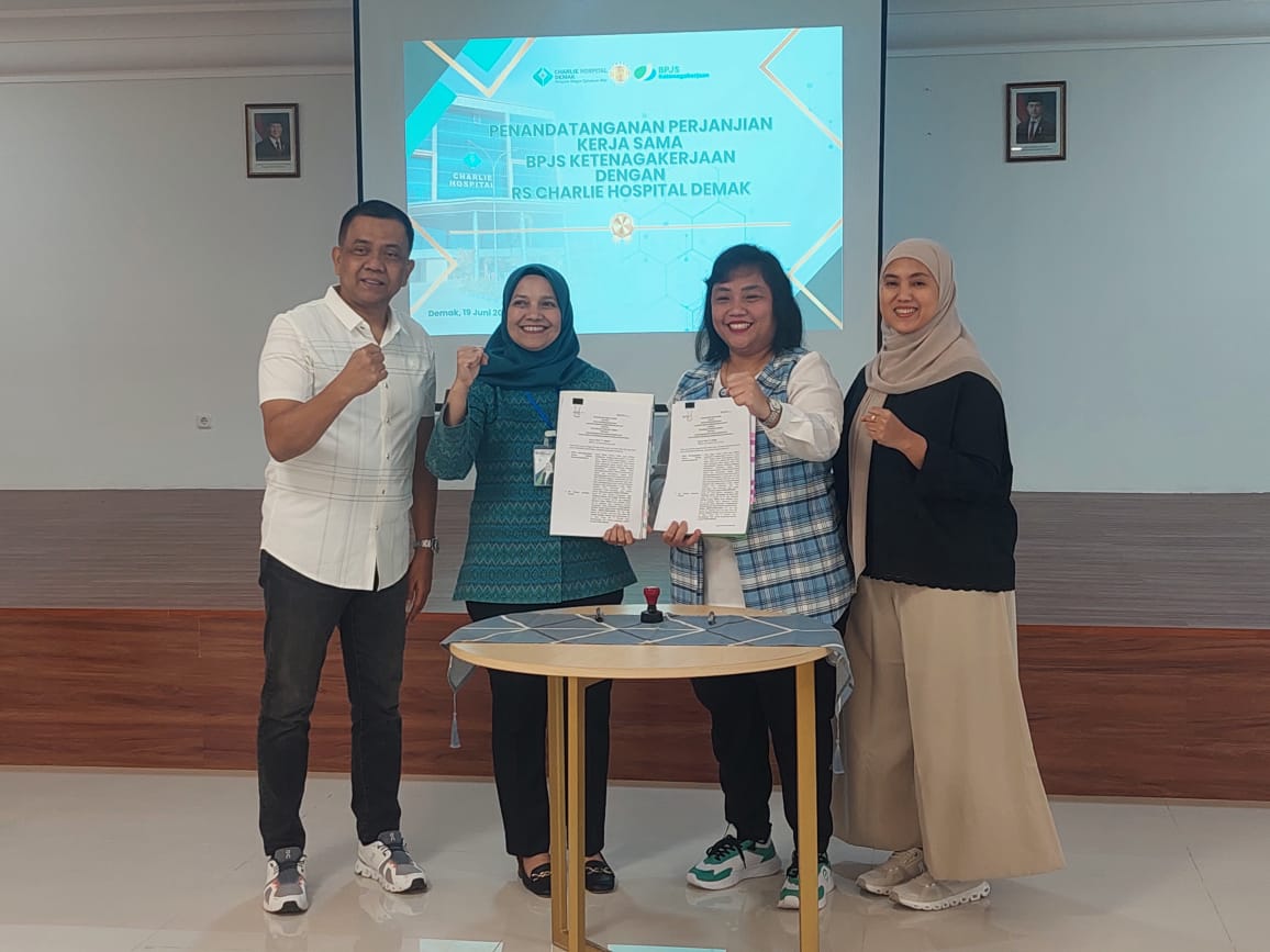 Direktur Utama RS Charlie Hospital H Junianto bersama Direktur dr Tuti Lisnawati Novianti dan Kepala Kantor Cabang BPJS Ketenagakerjaan Semarang Farah Diana menandatangani MoU kerjasama.(Wahibpribadi)