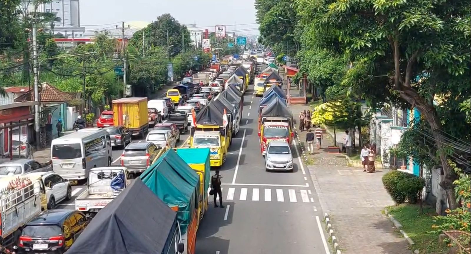 Puluhan sopir truk blokade jalan Diponegoro, Ungaran Barat, Kabupaten Semarang tepatnya di depan DPRD Kabupaten Semarang. Maria Novena/Jawa Pos Radar Semarang