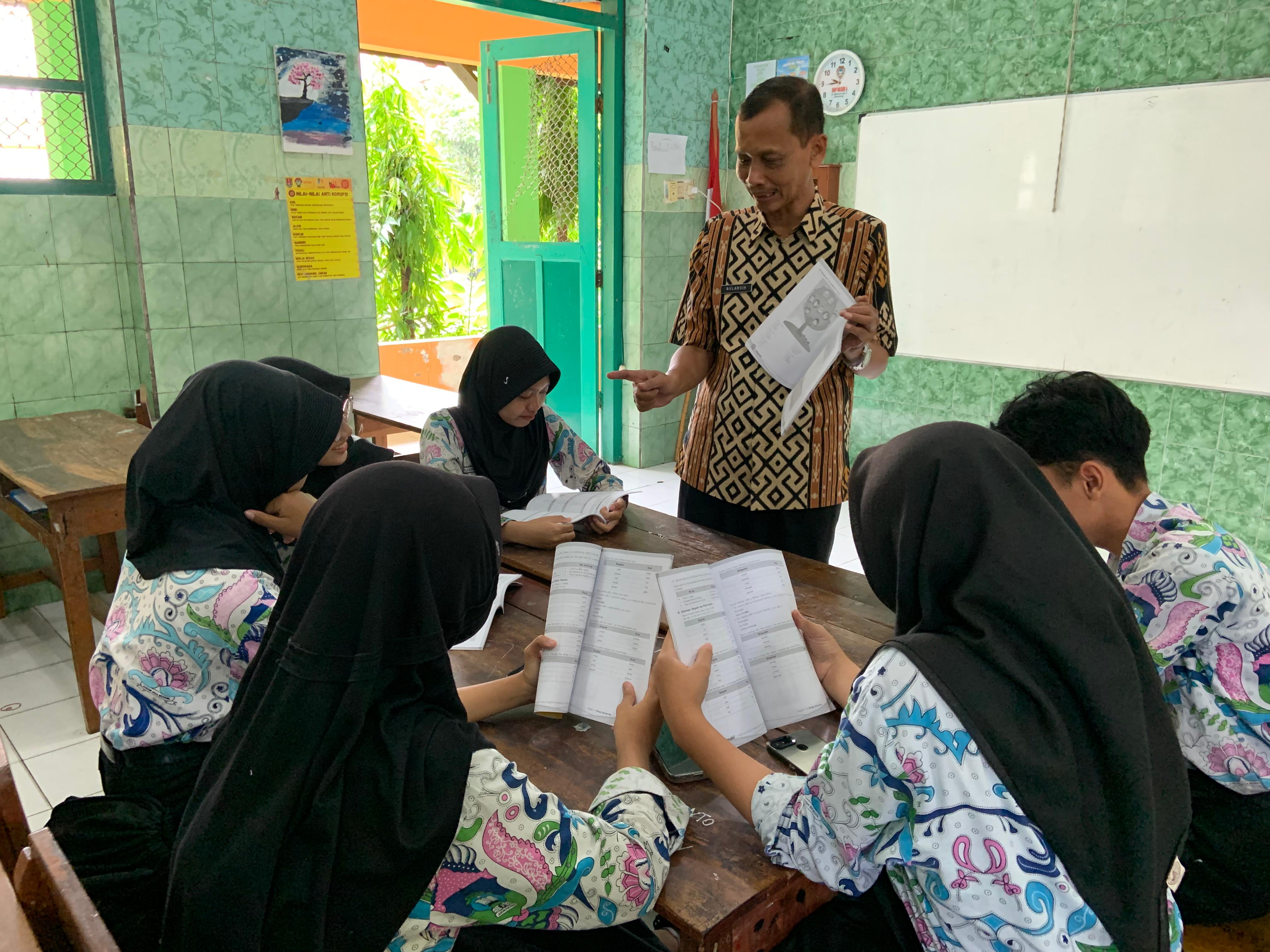 Guru SMPN 6 Semarang Nularsih S.Pd sedang mengajar siswa menggunakan metode Round Robin Brainstorming di kelasnya.