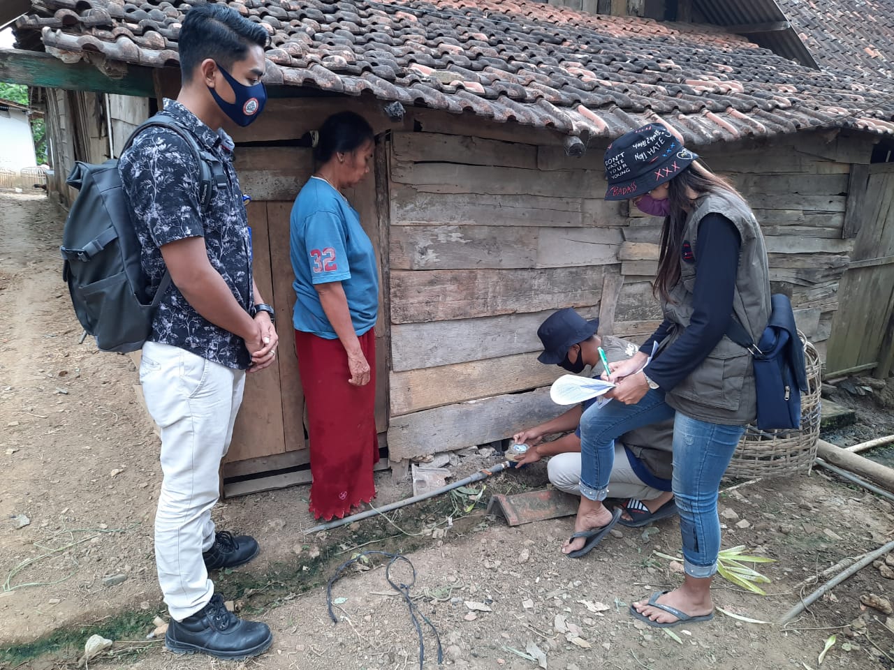 Badan Usaha Milik Desa (BUMdes) Pasucen melaksanakan pengecekan rutin meteran air di rumah-rumah warga yang mendapat akses air bersih.