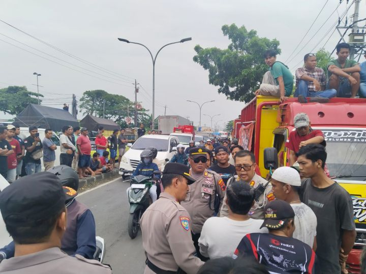 Demo truk ODOL di Penggaron, Semarang.