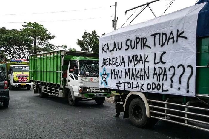 Potret demo sopir truk soal UU ODOL di suatu daerah baru-baru ini.