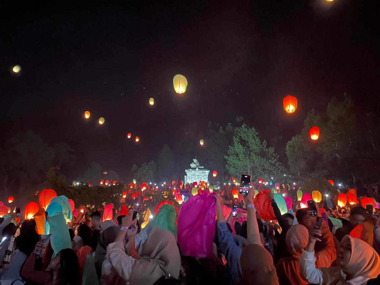 Pengunjung lepas lampion saat Festival Gedong Songo diarea candi satu Gedong Songo Bandungan. Maria Novena/Jawa Pos Radar Semarang