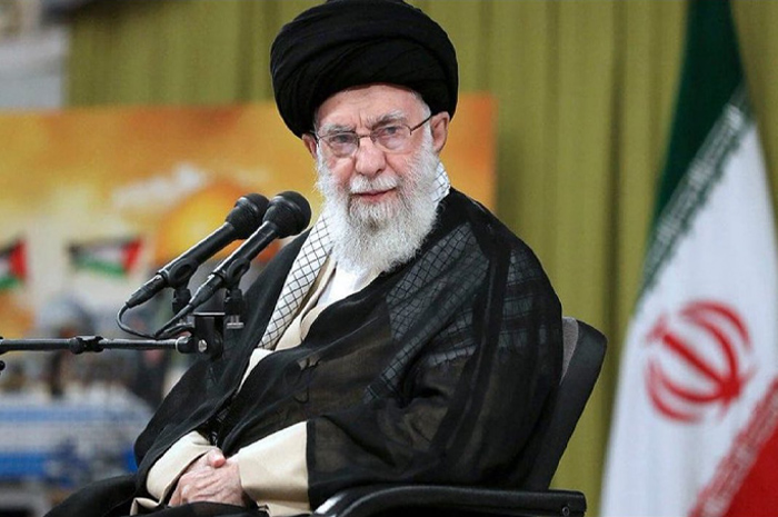 Sosok profil Ayatollah Ali Khamenei sebagai Pemimpin Tertinggi Republik Islam Iran.