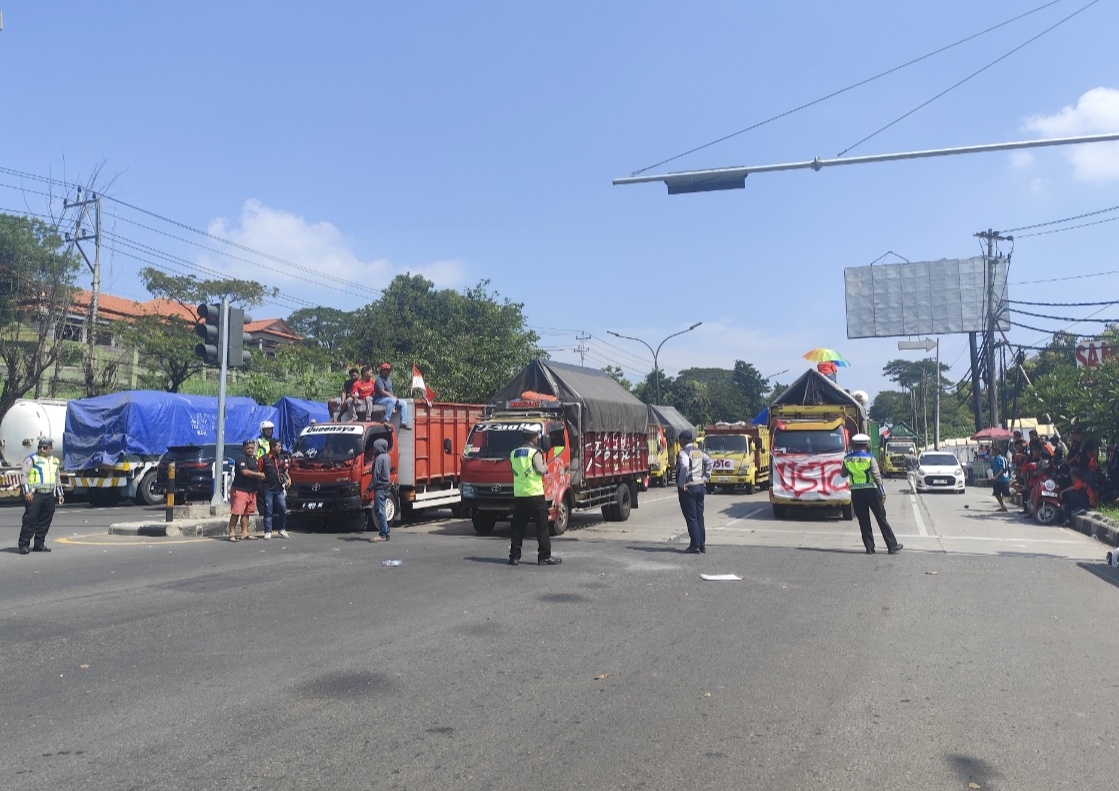Jalan Siliwangi diblokade pengemudi truk buntut aksi menolak kebijakan over dimensi