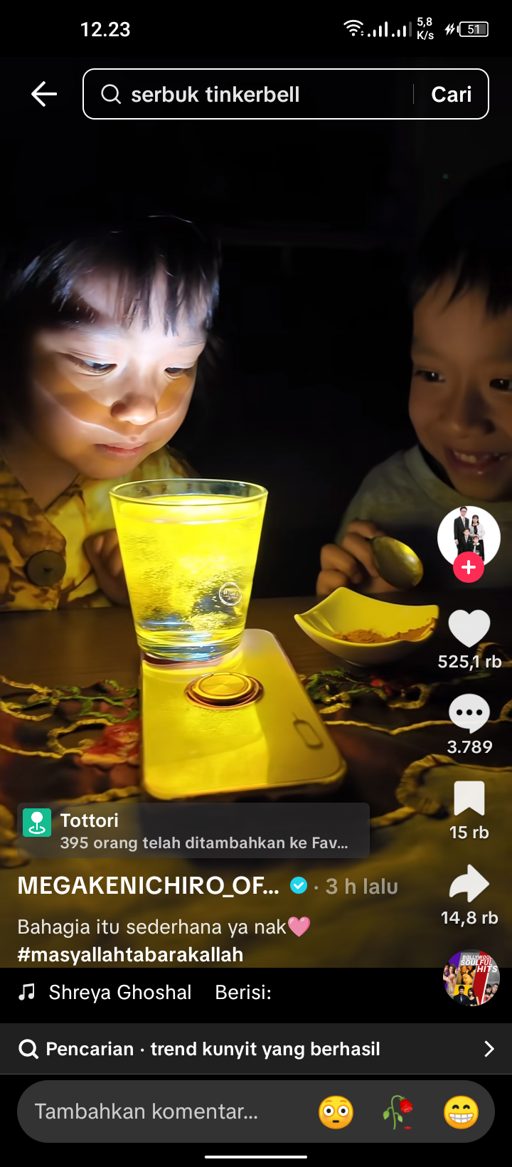 Ritsuki dan Natsuki membagikan postingan video tentang eksperimen edukatif cahaya ajaib dari kunyit
