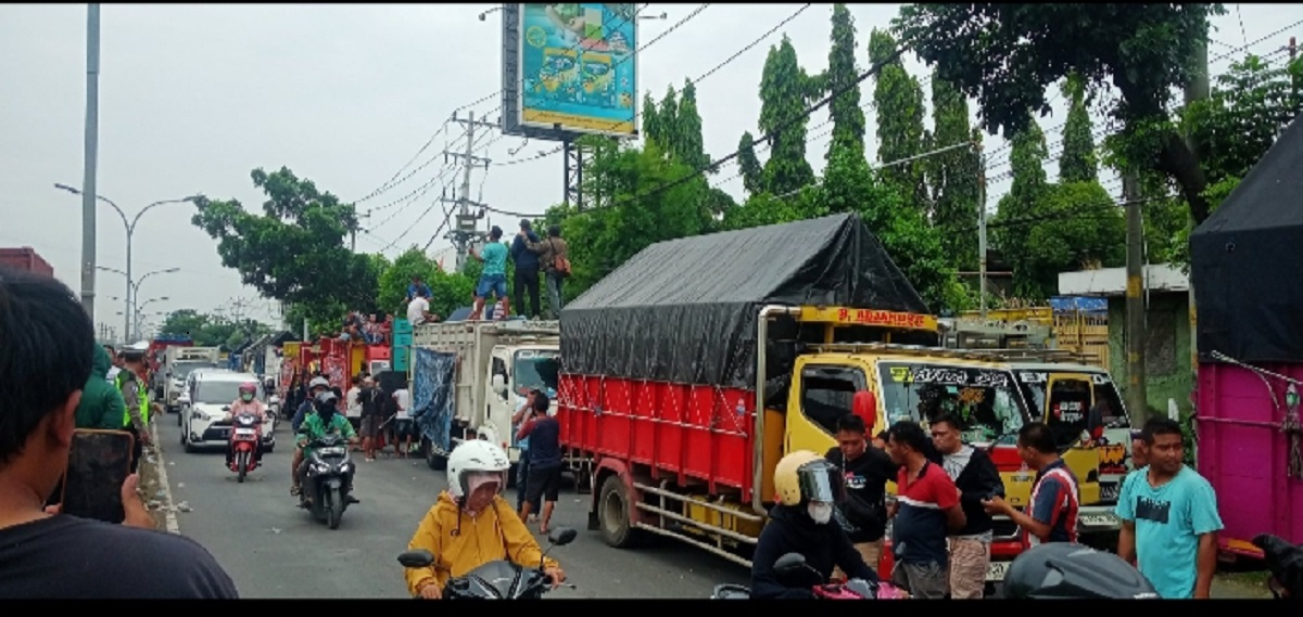 Ratusan sopir truk dan armadanya saat menggelar demo di kawasan Penggaron, Semarang, pekan kemarin. (Sulistiono)