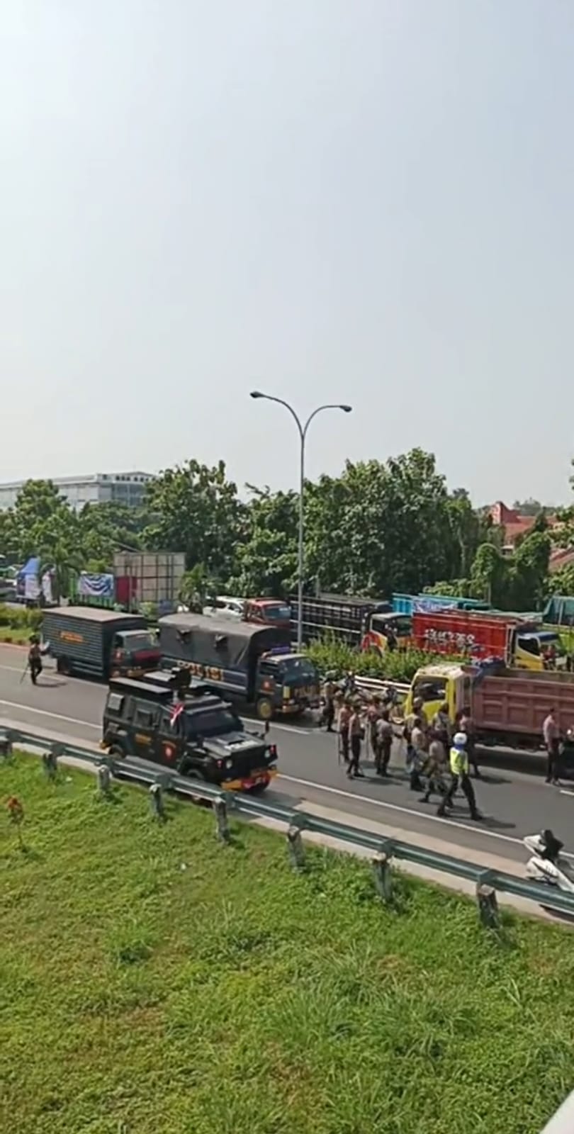 Polisi membubarkan blokade jalan tol Krapyak yang di lakukan para pengemudi truk dalam demo yang di gelar di Semarang. (Sulistiono)