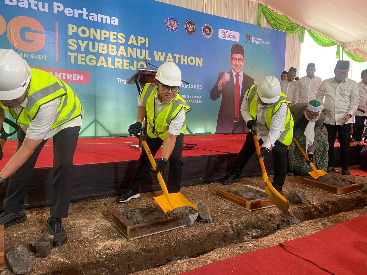 Menko PM Abdul Muhaimin Iskandar saat peletakan batu pertama SPPG di Ponpes API Syubbanul Waton, Tegalrejo, Kabupaten Magelang, Jawa Tengah, Senin (23/6).