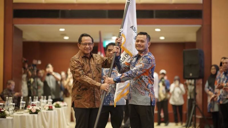 PELANTIKAN: Menteri Dalam Negeri Tito Karnavian bersama Ketua Umum DPN Adkasi periode 2025-2030 terpilih, Siswanto. Acara pelantikan berlangsung di Hotel Borobudur, Jakarta, Kamis (19/6).