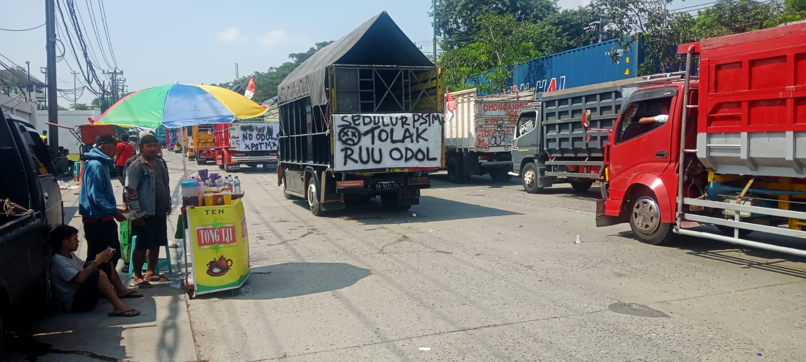 Demo truk ODOL di Jalan Siliwangi Kota Semarang