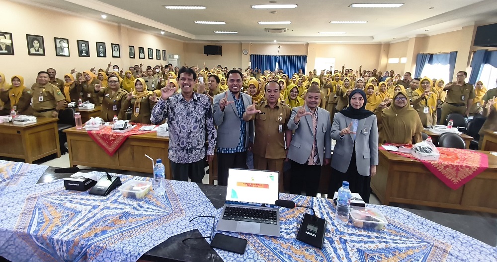 Narasumber Sunaryo, S.Pd., M.Si., (Kepala Dinas Pendidikan Kabupaten Blora) dan Dr. Ahmad Hariyadi, M.Pd., (dosen Magister Pendidikan Dasar UMK) berfoto bersama peserta kuliah umum di Blora.