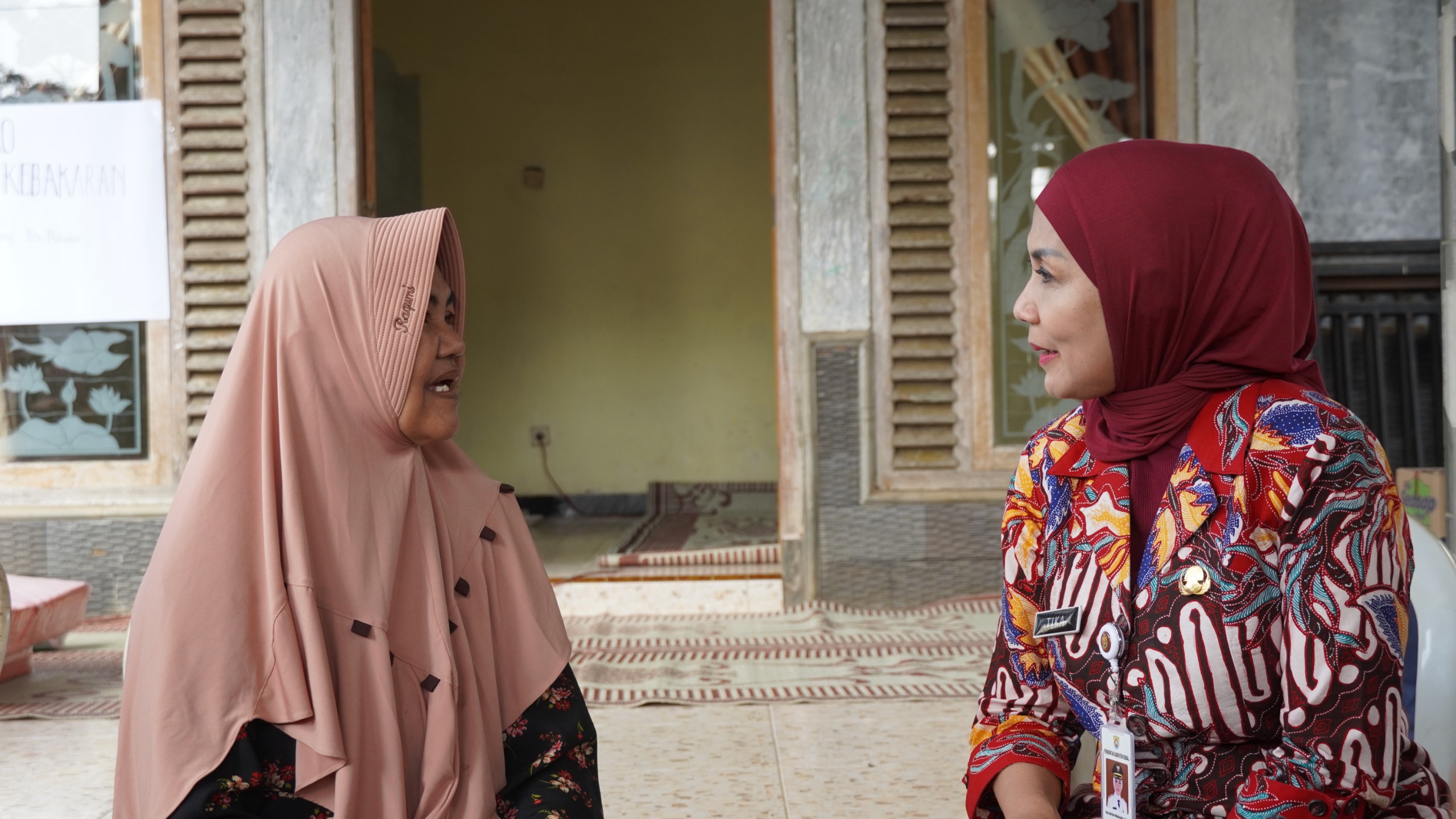 Bupat kendal, Dyah Kartika Permanasari menghibur Juriah warga Desa Gedong yang rumahnya ludes terbakar.