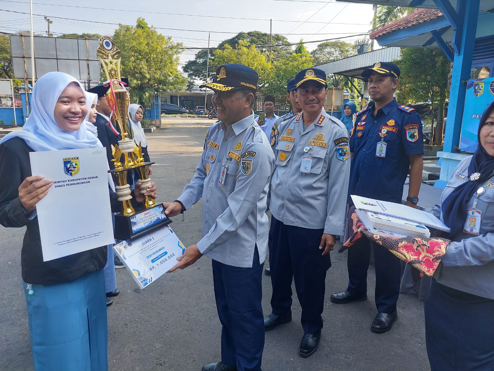 Kepala Dishub Demak Arief Sudaryanto didampingi Sekdin Sugiharto menyerahkan penghargaan bagi pelajar pemenang lomba. (Wahibpribadi)