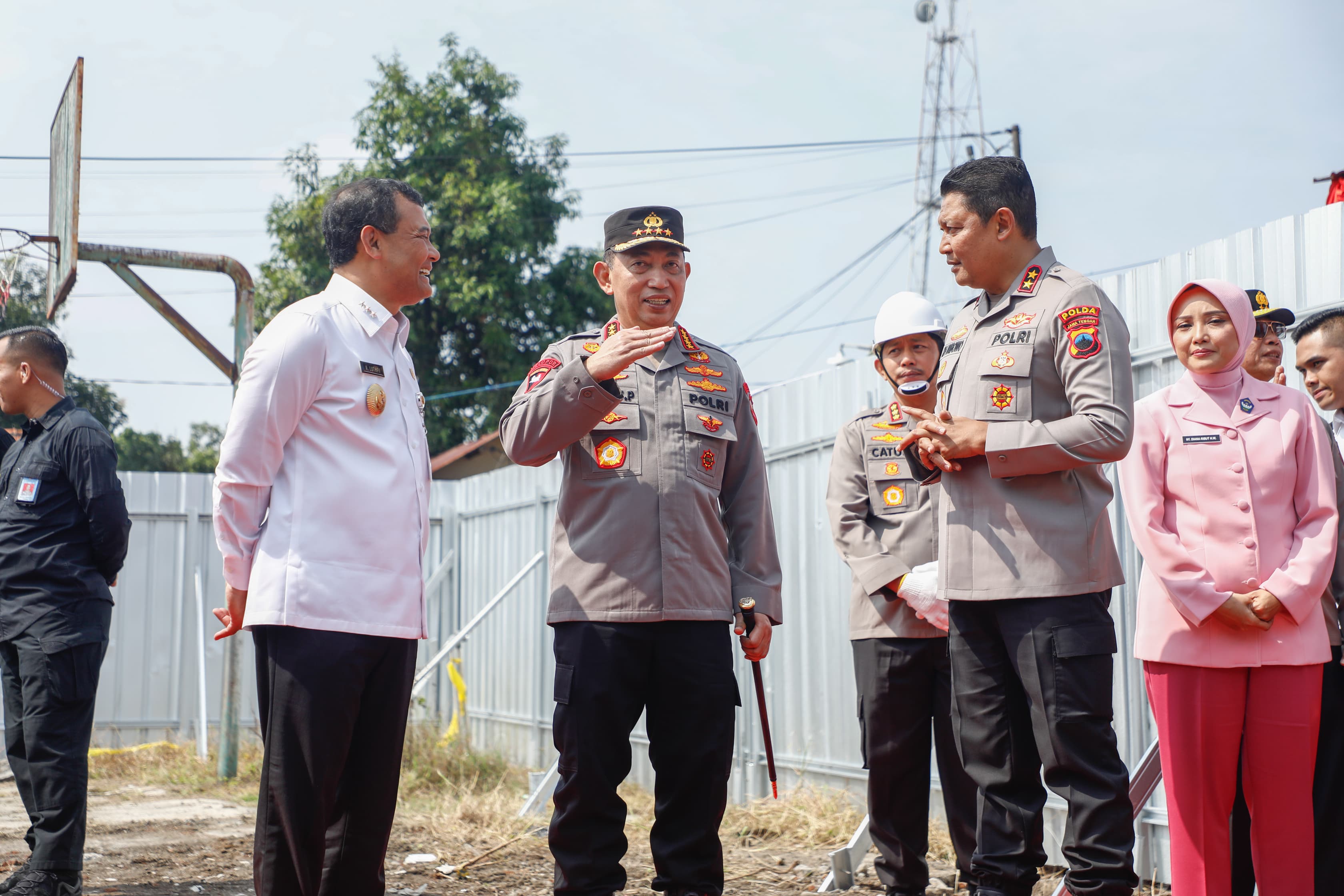 Gubernur Jawa Tengah, Ahmad Luthfi menghadiri acara groundbreaking pembangunan gedung Stasiun Pelayanan Pemenuhan Gizi (SPPG) 24 Polres jajaran Polda Jateng, Rabu, 25 Juni 2025.