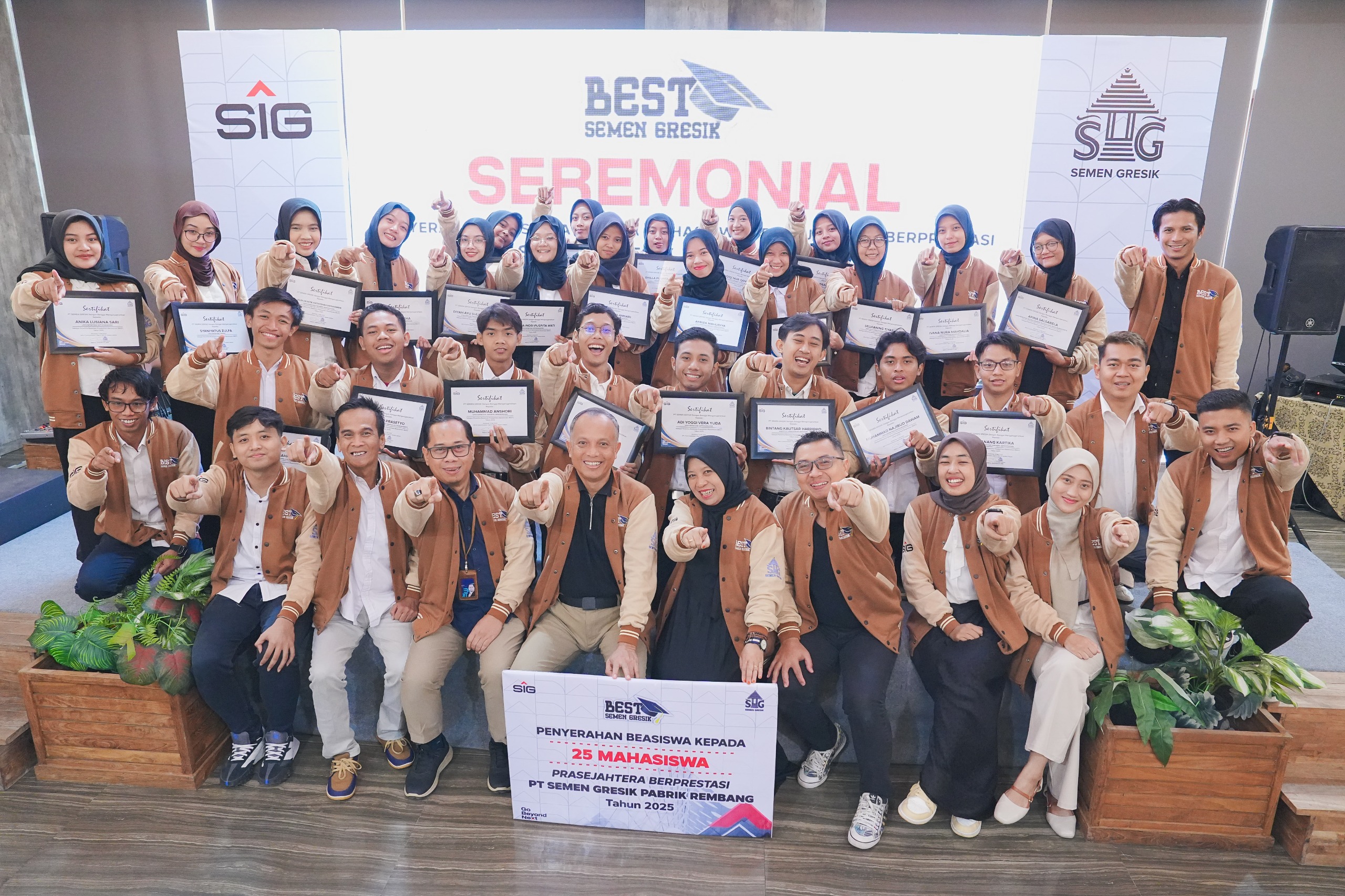 PT Semen Gresik menyalurkan Beasiswa Prasejahtera Berprestasi (BEST) kepada total 95 mahasiswa dari berbagai PTN ternama di Indonesia yang berasal dari Kabupaten Rembang dan Blora.