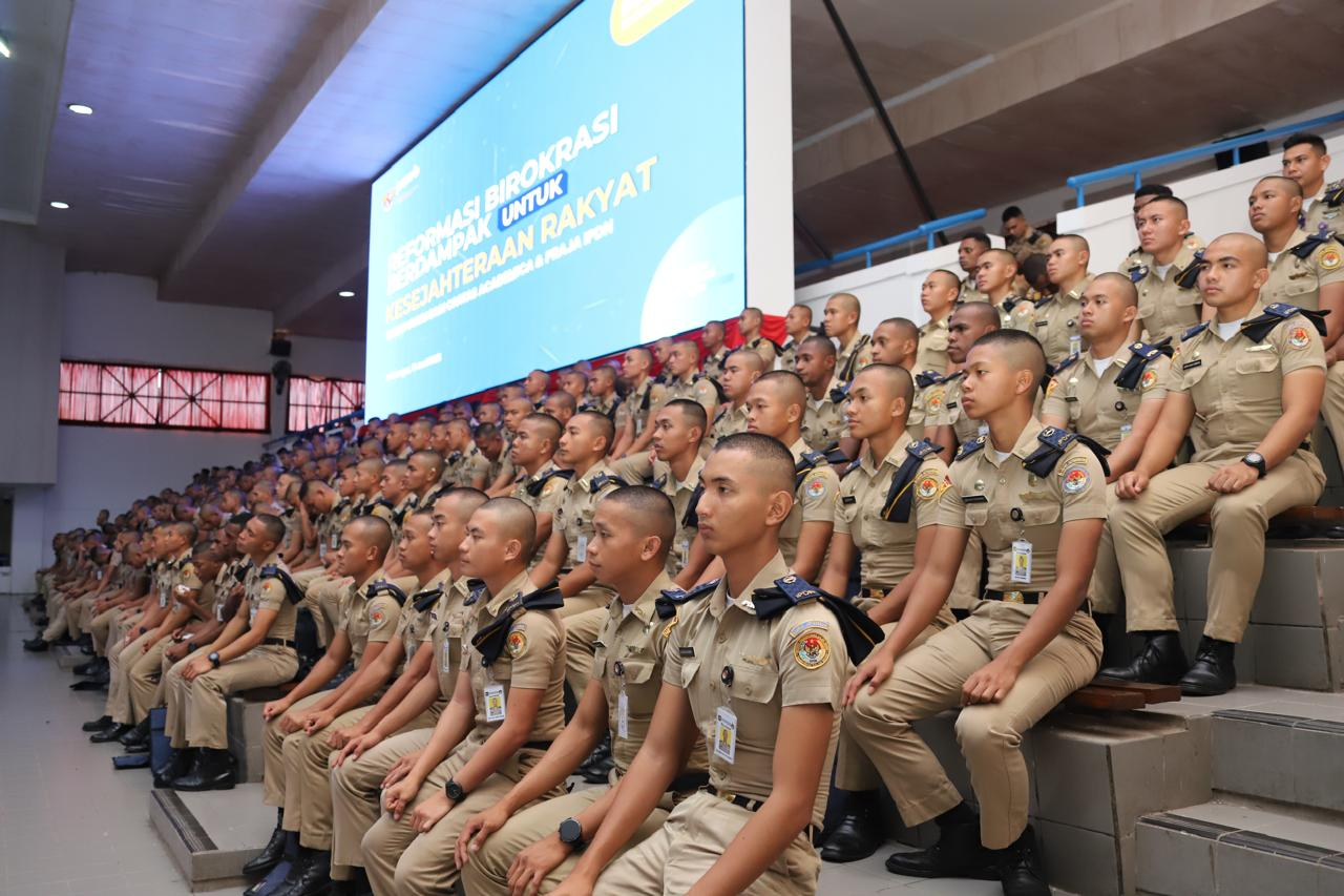 Pemerintah mulai membuka kesempatan untuk masuk ke sekolah kedinasan.