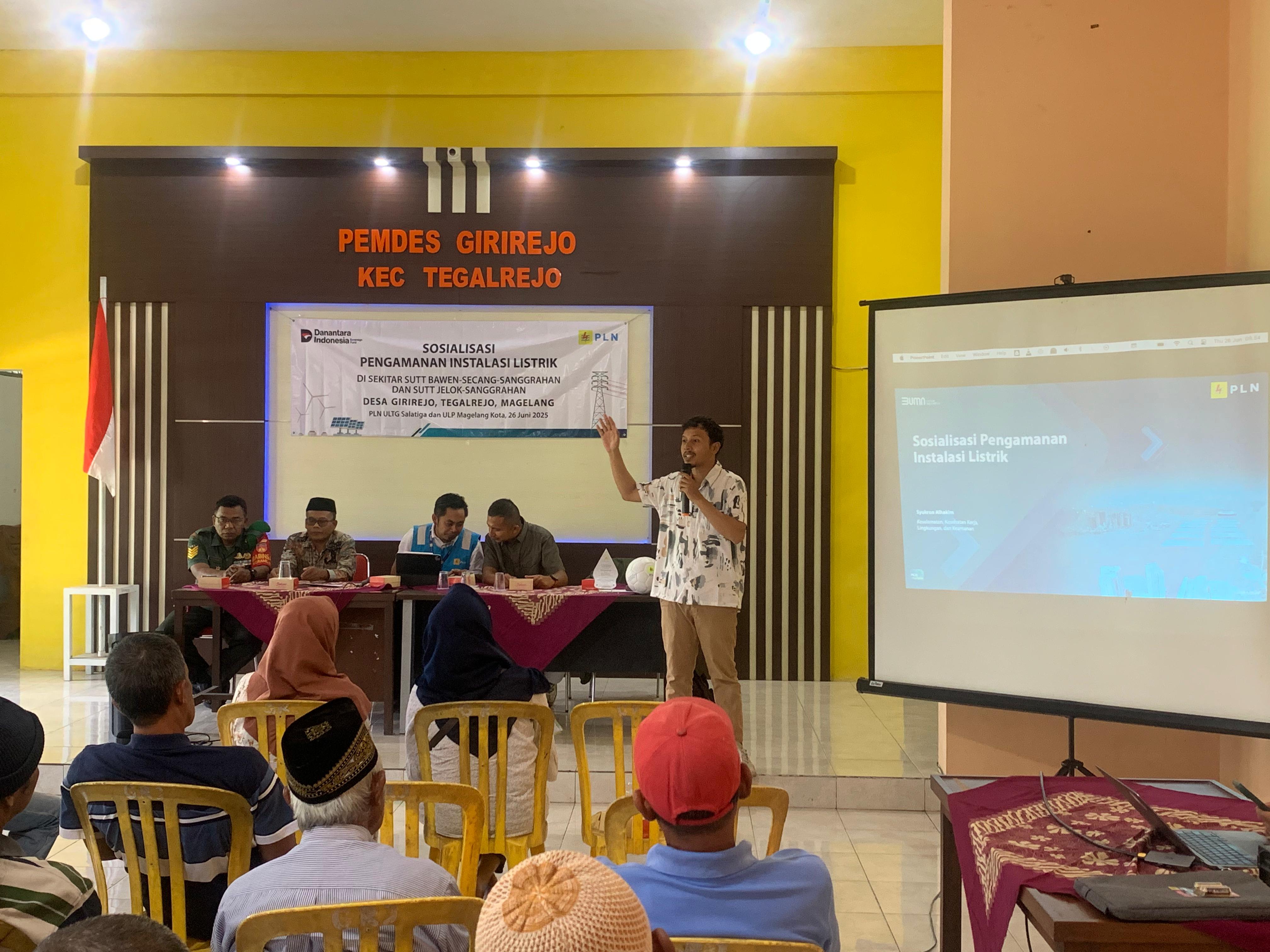 Kegiatan edukasi pengamanan instalasi listrik bagi warga di Desa Girirejo, Tegalrejo, Kabupaten Magelang.