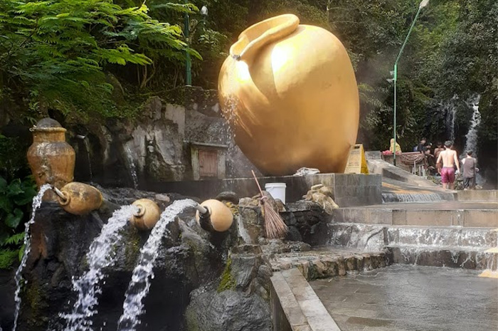Pemandian Air Panas Guci, salah satu tempat wisata populer di Kabupaten Tegal, Jawa Tengah.