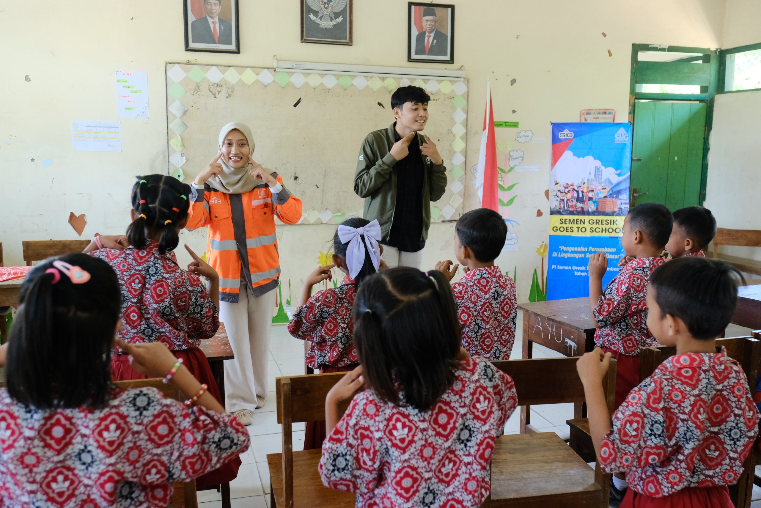 Keceriaan puluhan anak-anak Sekolah Dasar Negeri 2 Ngampel bersama tim CSR PT Semen Gresik dalam kegiatan SG Goes to School di Desa Timbrangan Kabupaten Blora (16/10/2024).