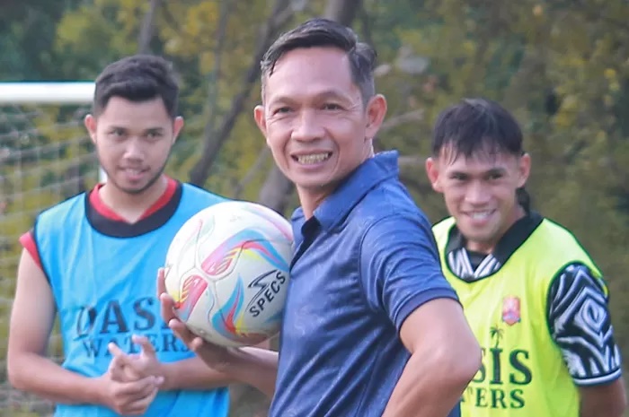 Kahudi Wahyu Widodo saat memimpin latihan Persijap. Kahudi menjadi kandidat kuat pelatih PSIS Semarang. (MOH. NUR SYAHRI MUHARROM/RADAR KUDUS)