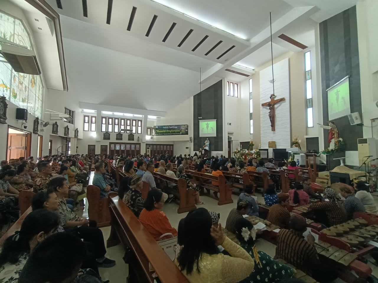 MISA SURO: Misa Suro menyambut Tahun Baru Jawa 1959 di Gereja Katholik Mater Dei Lampersari, Jumat (27/6) pagi.