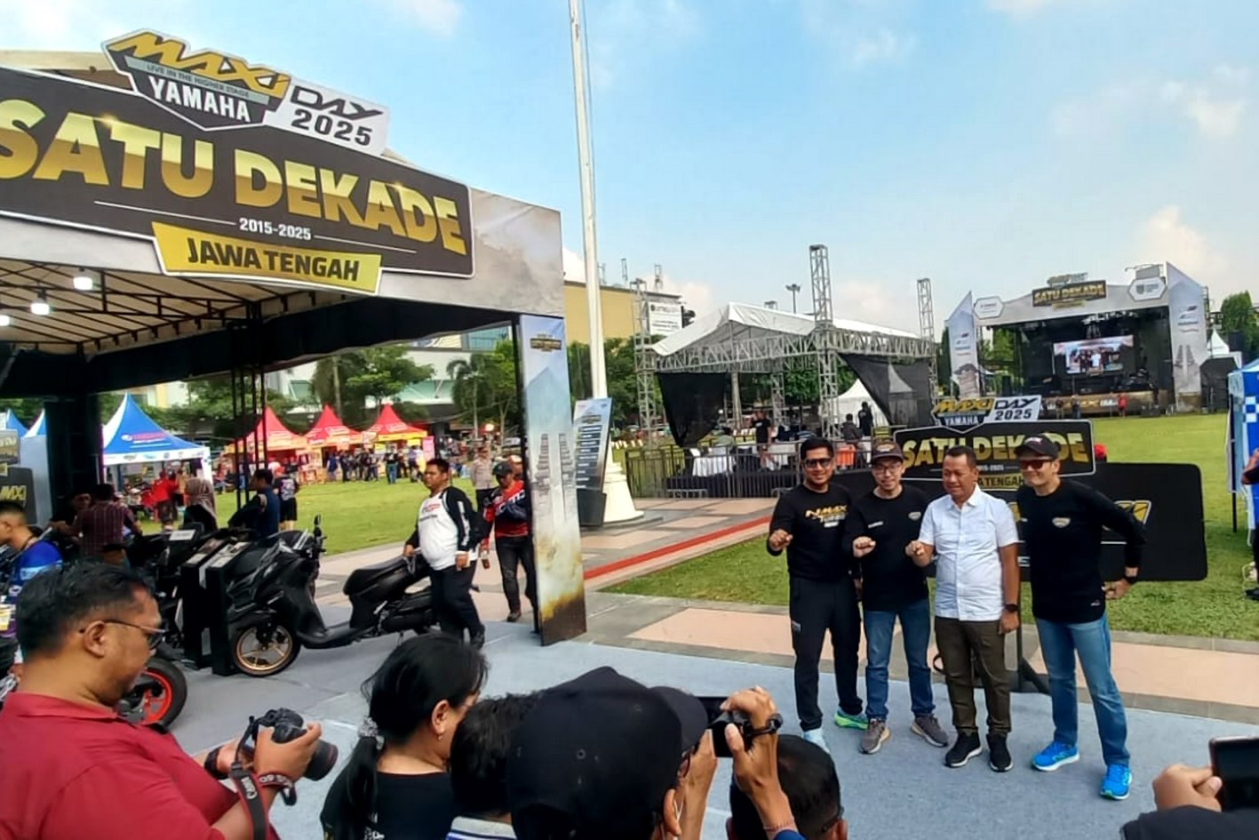 APRESIASI RIDER - Bupati Kudus Dr. Ars. Sam&rsquo;ani Intakoris bersama para pimpinan pabrikan motor Yamaha dalam acara Yamaha Maxi Day 2025 Kudus.