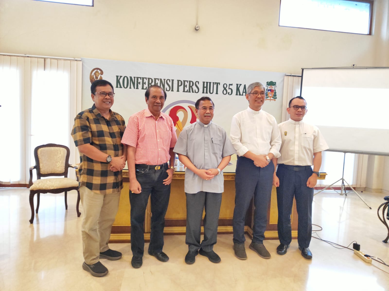 Uskup Keuskupan Agung Semarang, Mgr. Robertus Rubiyatmoko (tengah) ketika menjelaskan rangkaian misa akbar di Jatdiri Minggu yang bakal terlaksana  29 Juni 2025 mendatang.