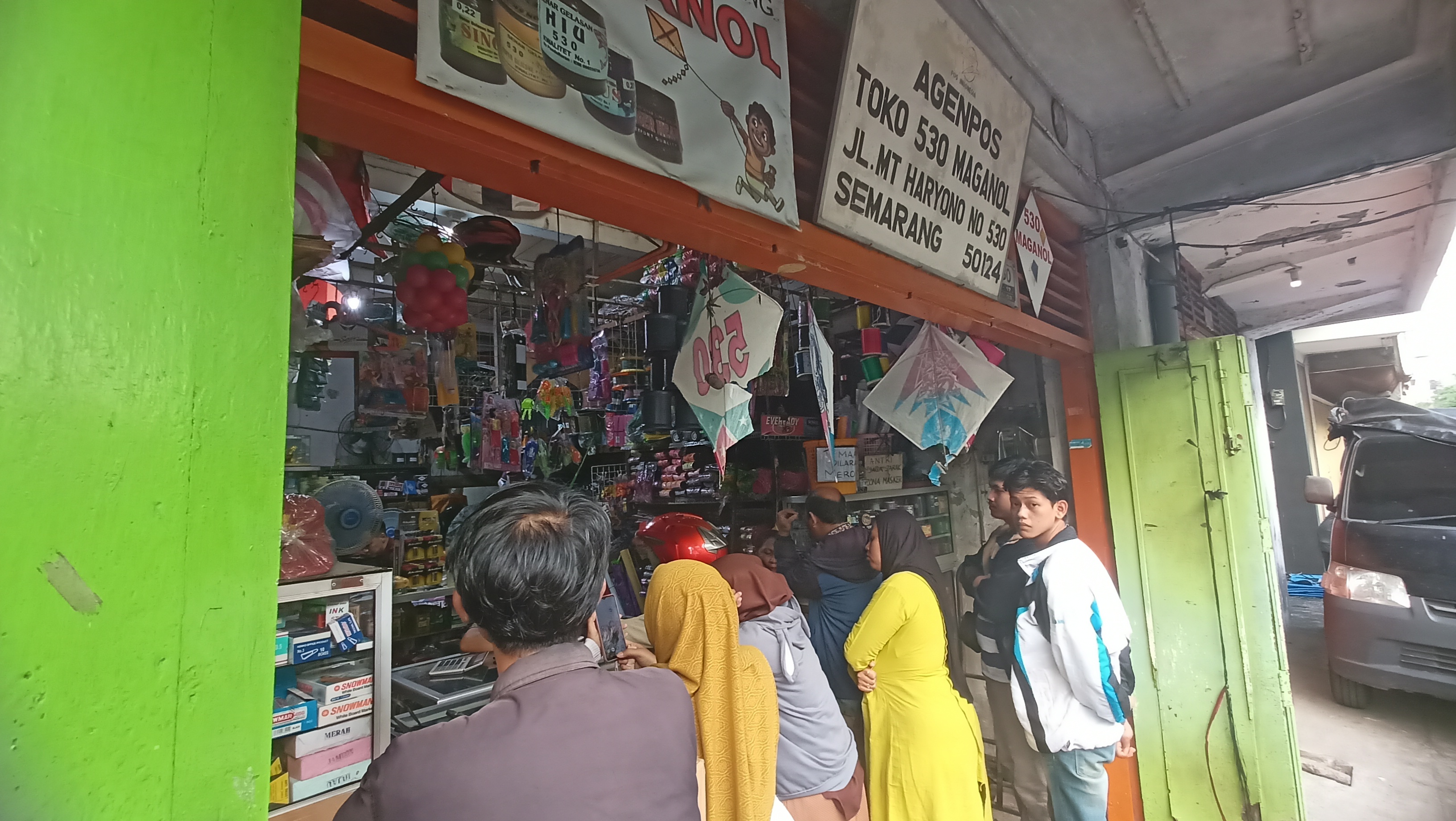Sejumlah pembeli antri untuk membeli benang dan layangan secara eceran ataupun partai besar.