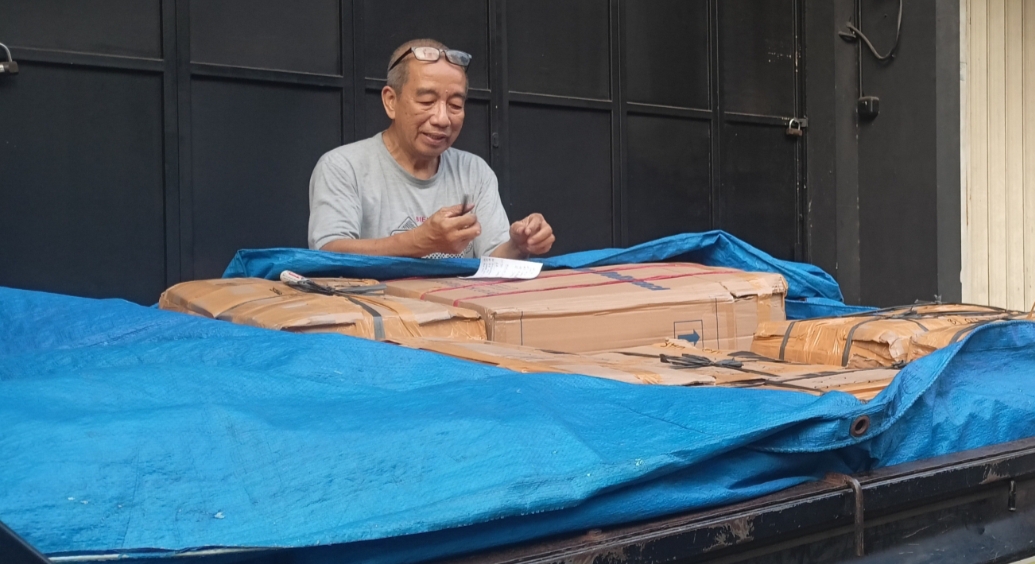 Mulyono Sentoso ketika mempersiapkan layangan dan benang yang akan dikirim ke luar kota.