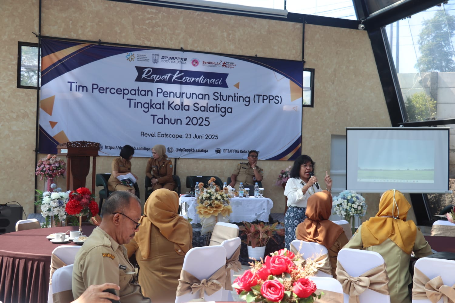 Dosen FISKOM UKSW Dr. Ir. Sri Suwartiningsih, M.Si, hadir sebagai narasumber kunci sekaligus fasilitator dalam Rapat Koordinasi Tim Percepatan Penurunan Stunting (TPPS) Kota Salatiga.