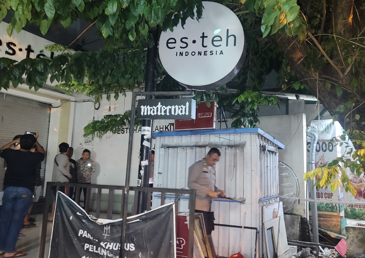 Anggota Kepolisian melakukan penyelidikan temuan peluru di Kedai