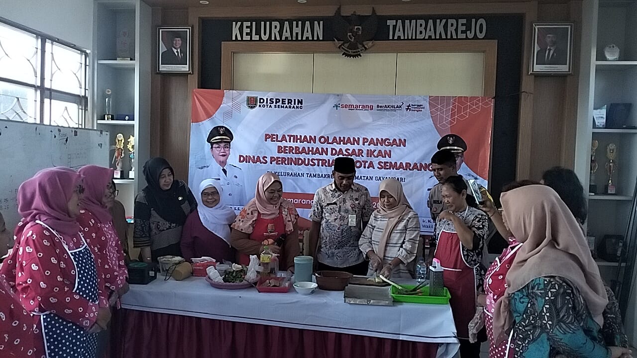 Para kader PKK Kelurahan Tambakrejo, Kecamatan Gayamsari memasak Dimsum Bandeng sebagai upaya perangi Stunting, Selasa (1/7).