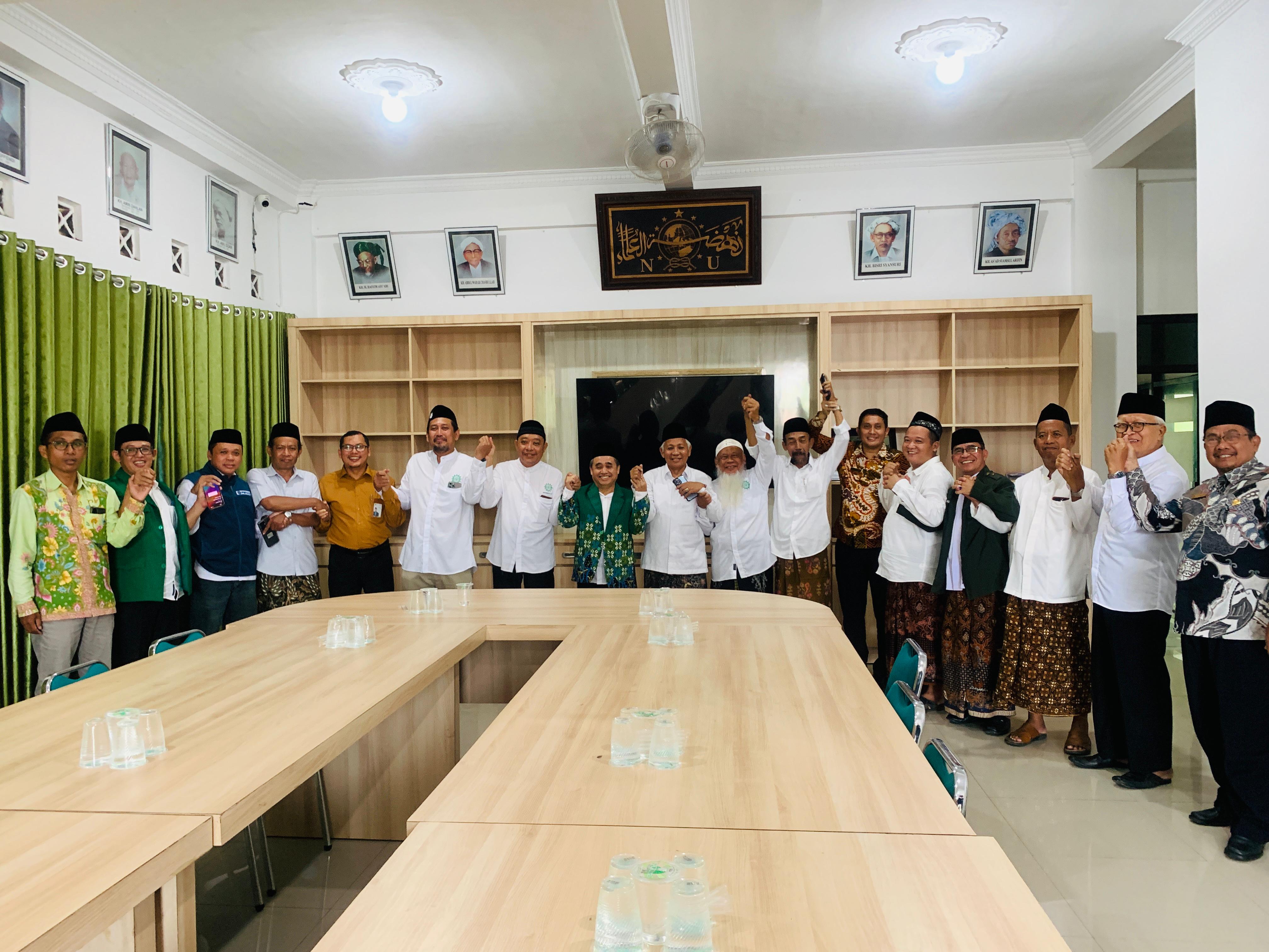 Kisruh antara NU dan Muhammadiyah di Kendal akhirnya menemui titik damai. Kedua ormas Islam terbesar di Indonesia itu sepakat berdamai dan saling memaafkan.